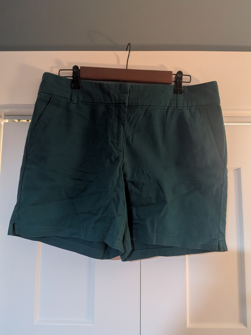 Loft Shorts Womens Size 10 Green 6 inch inseam Pockets Split sides Summer